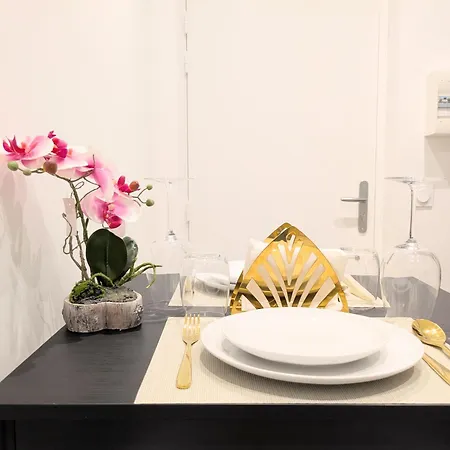 Carre D'or Centre Romanite 公寓 *